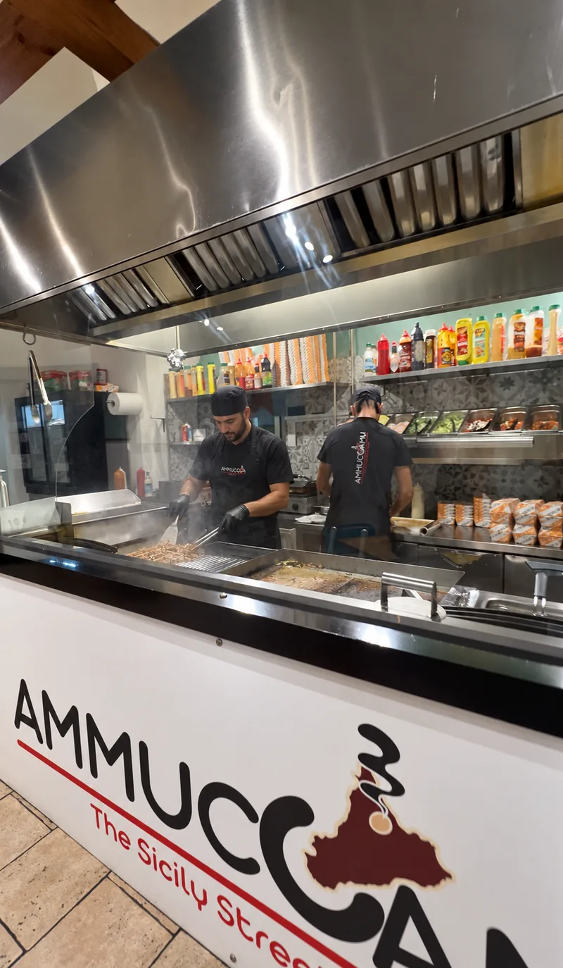 La cucina a vista di Ammuccamu con lo staff al lavoro sulla piastra